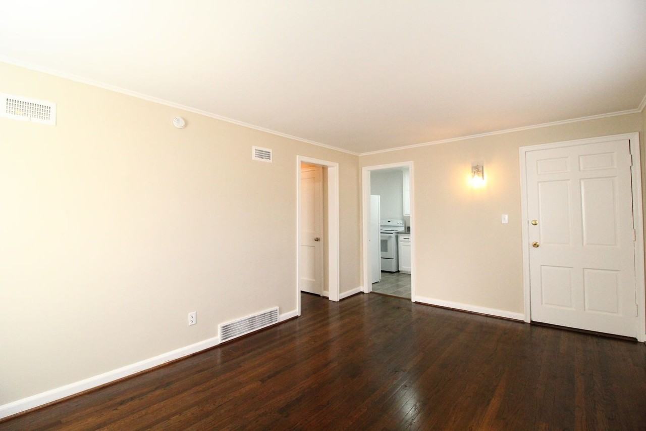 4407 S Parkway Dr - Photo 3 of 8