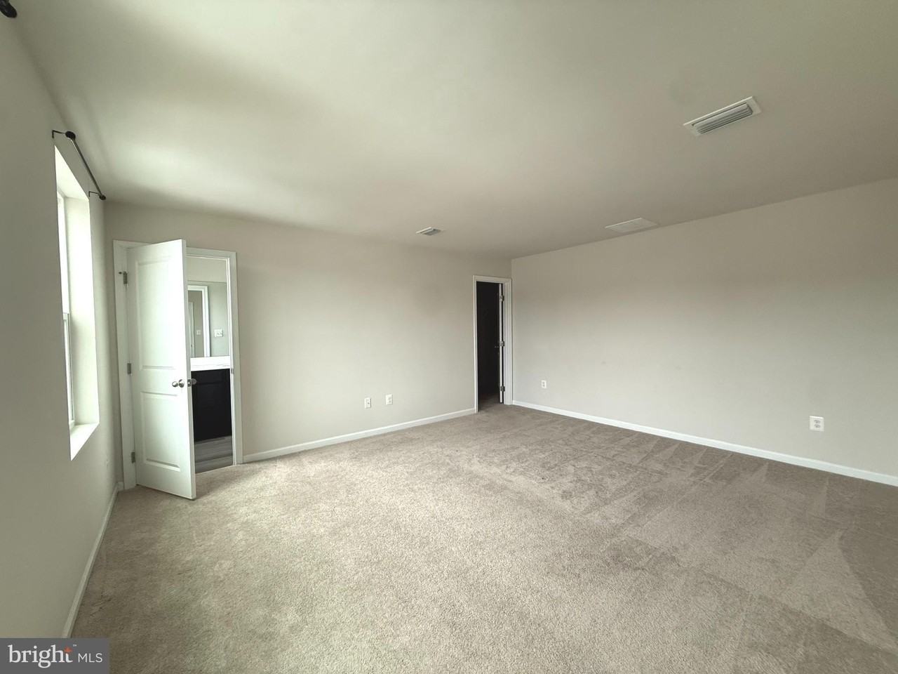 285 Sanctuary Dr - Photo 2 of 8