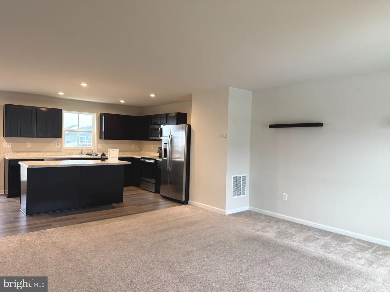 285 Sanctuary Dr - Photo 3 of 8