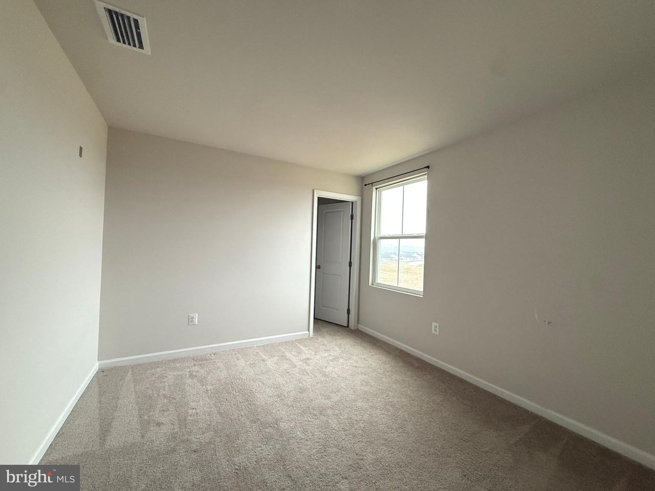 285 Sanctuary Dr - Photo 7 of 8