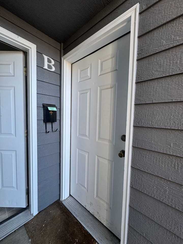 1204 N B St - Photo 2 of 29