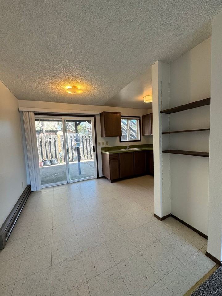 1204 N B St - Photo 4 of 29