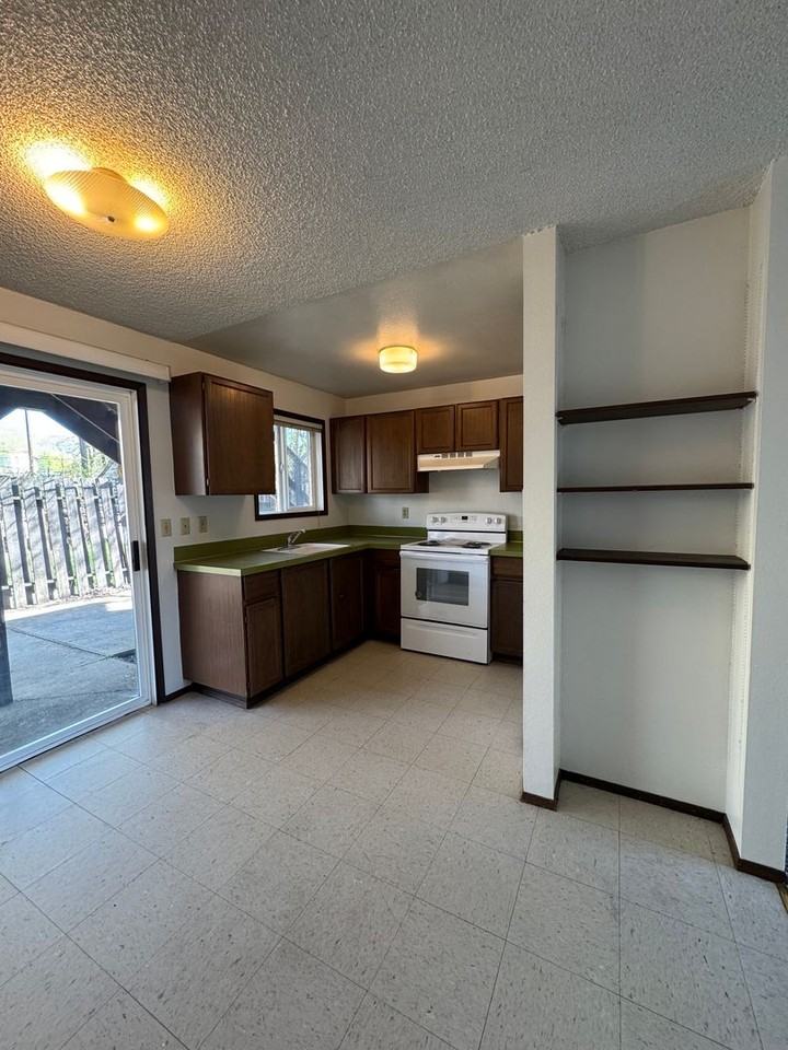 1204 N B St - Photo 7 of 29