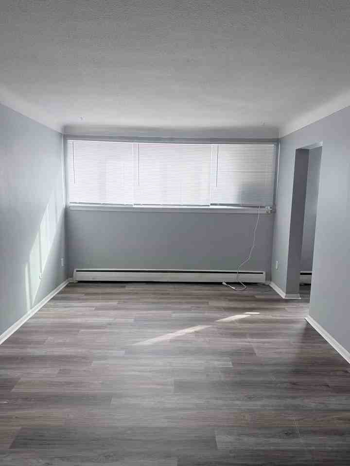 English Estates 470 - Photo 5 of 7