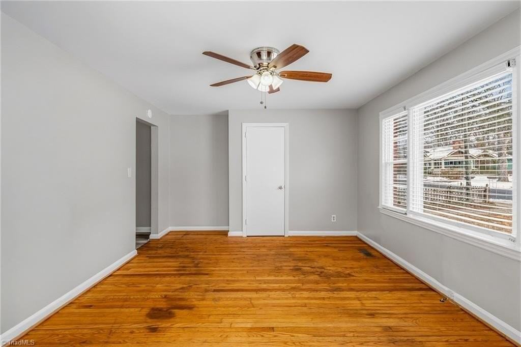 718 S Elam Ave - Photo 4 of 19