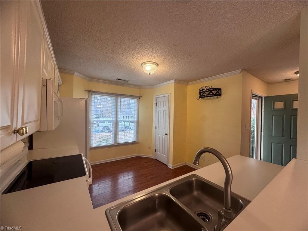 3304 Sparrowhawk Dr - Photo 5 of 22