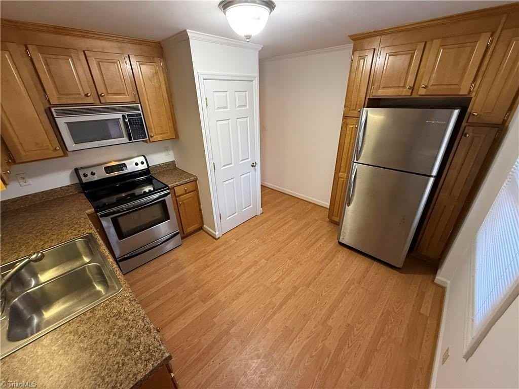 843 W 6th St #F - Photo 3 of 11