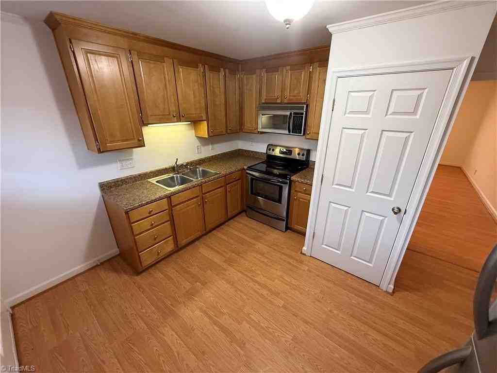 843 W 6th St #F - Photo 4 of 11