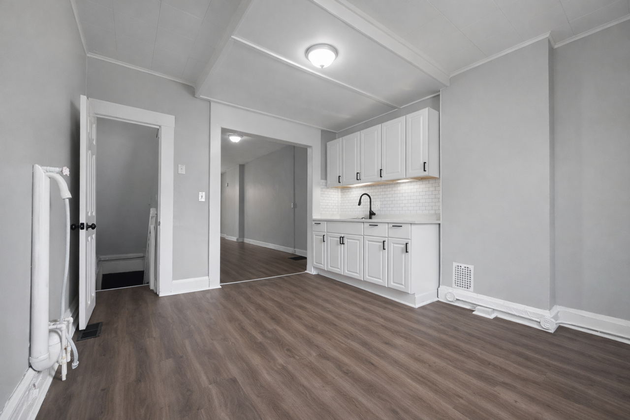 514 N Curley St - Photo 4 of 15