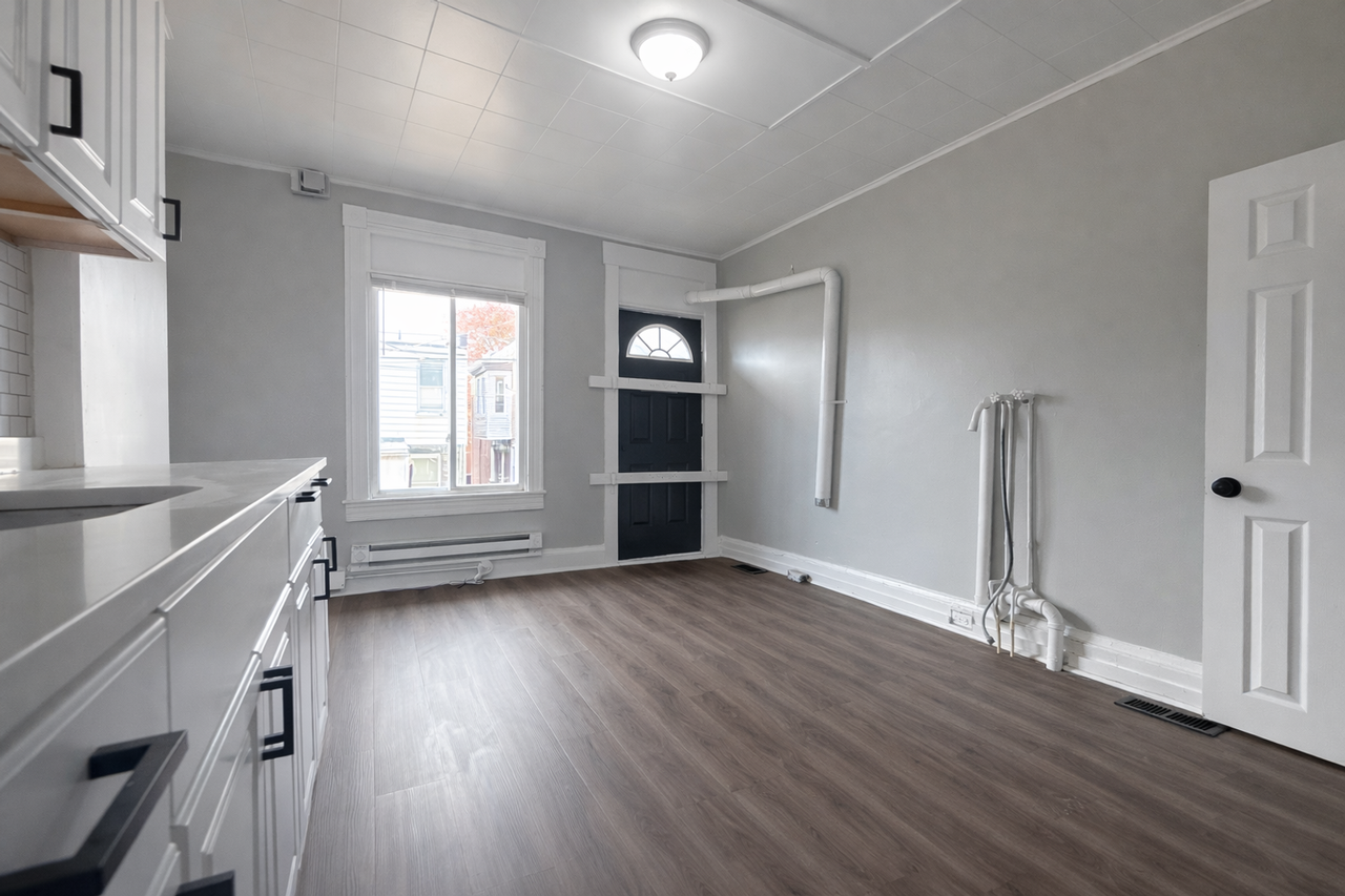 514 N Curley St - Photo 5 of 15