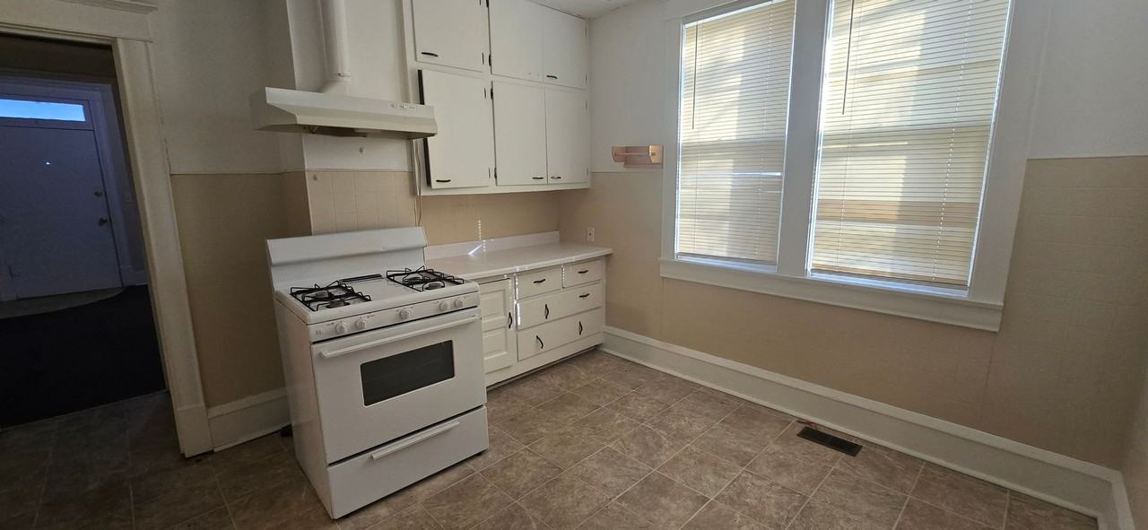 1527 N Main St #1 - Photo 4 of 7