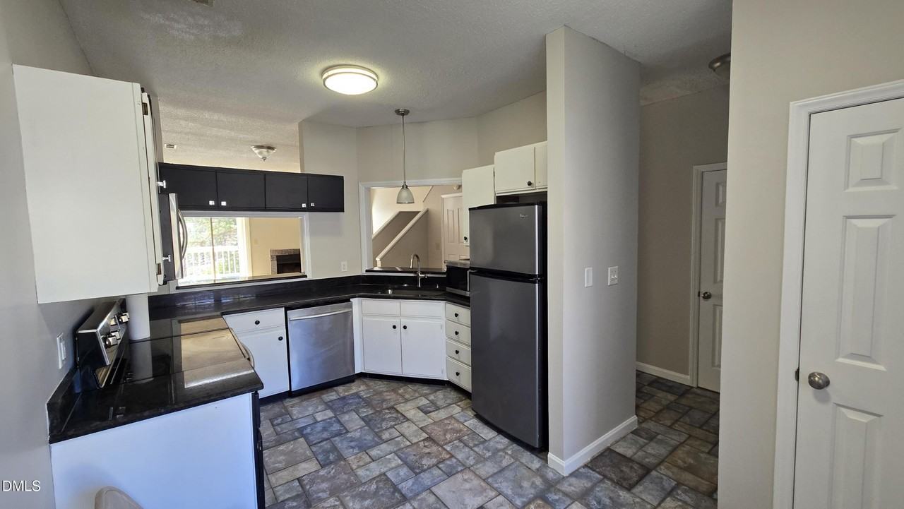 6011 Winterpointe Ln - Photo 2 of 9