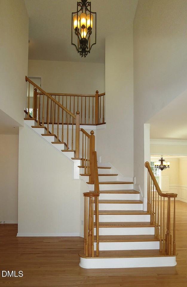 211 Pathwood Ln - Photo 3 of 33