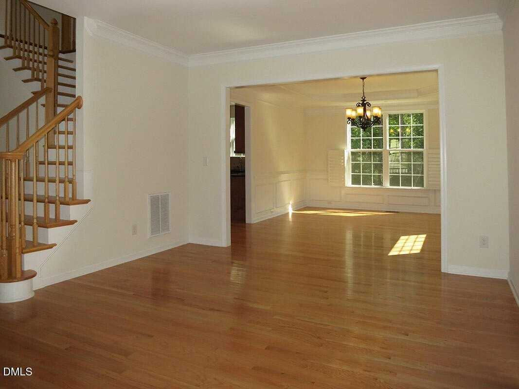 211 Pathwood Ln - Photo 7 of 33