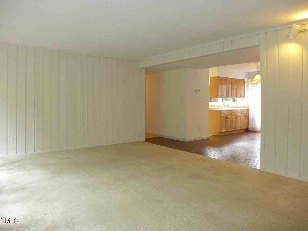 1305 Oak Tree Dr - Photo 3 of 19