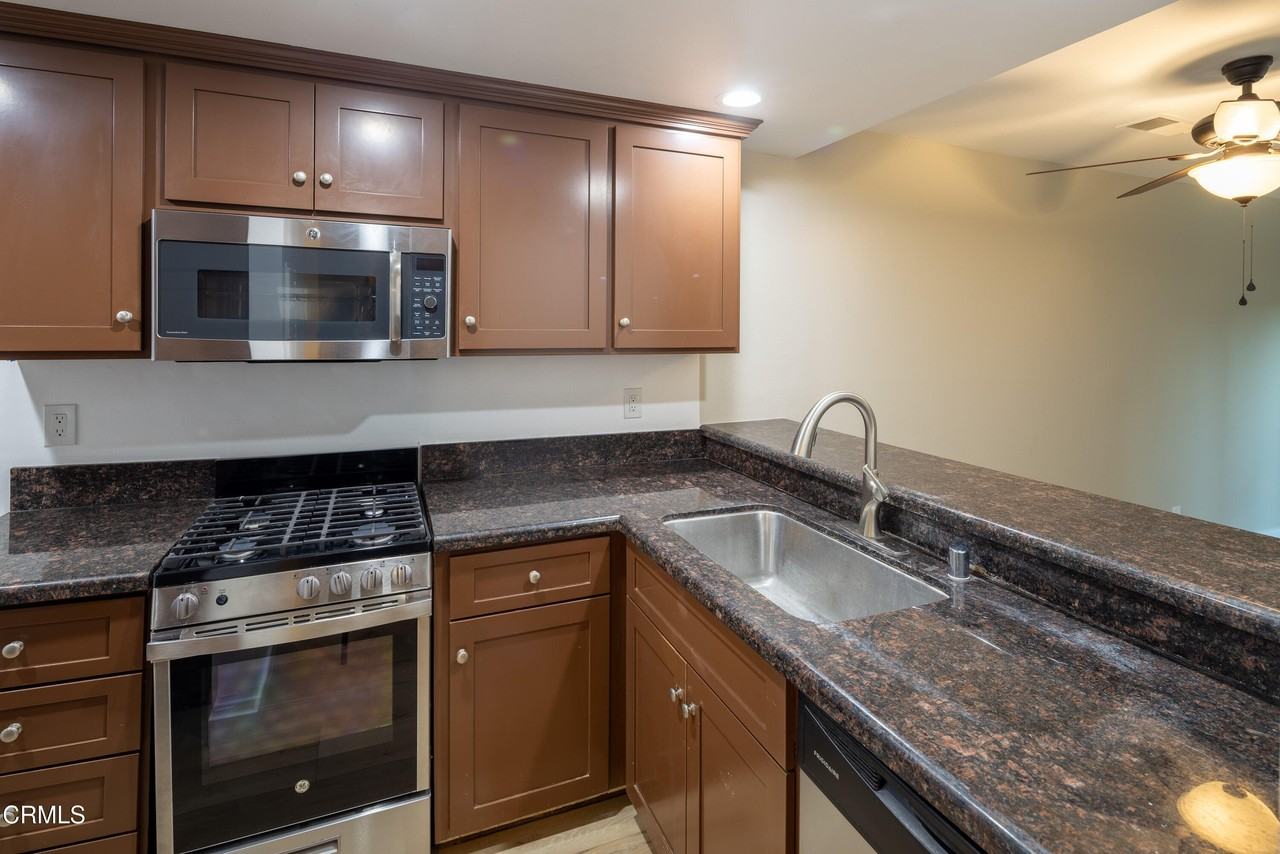 2503 Bayshore Ave - Photo 5 of 17