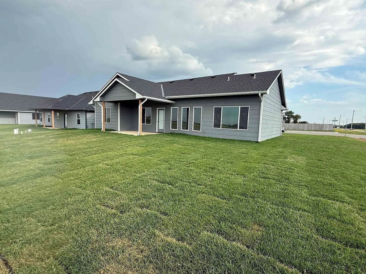 5538 W 42nd St S - Photo 4 of 18