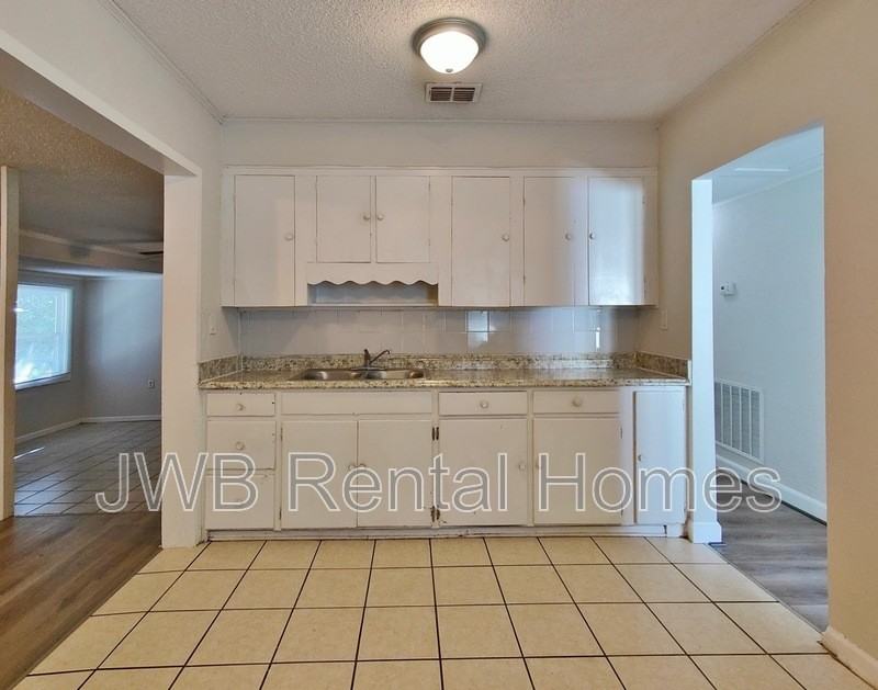 941 Huron St - Photo 2 of 12