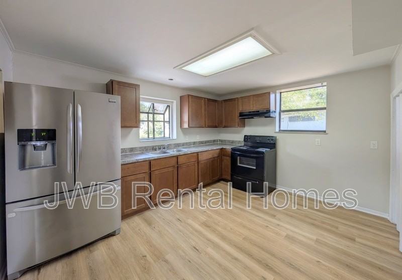 3813 Eve Dr E - Photo 4 of 19