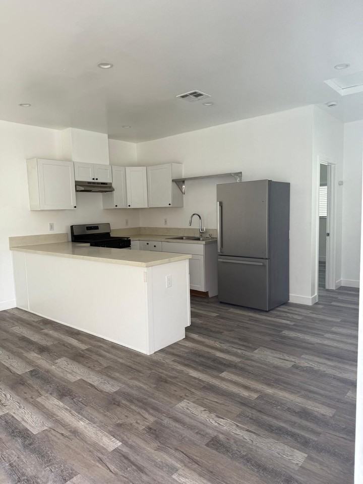 1122 E 27th St #1122 - Photo 2 of 11