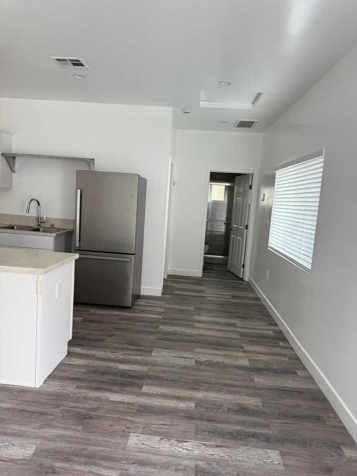 1122 E 27th St #1122 - Photo 6 of 11