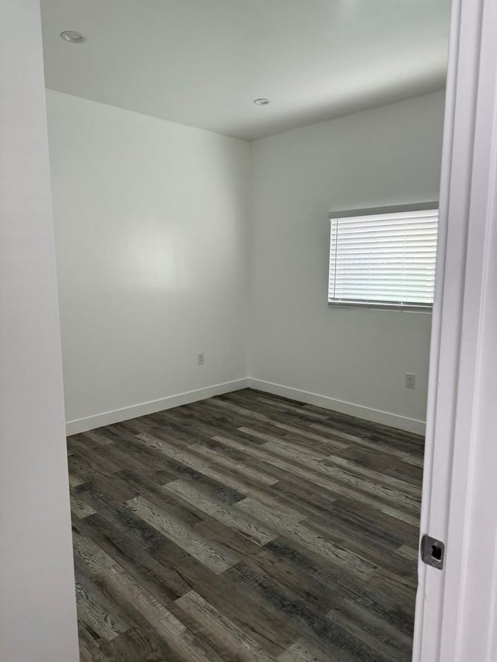 1122 E 27th St #1122 - Photo 7 of 11