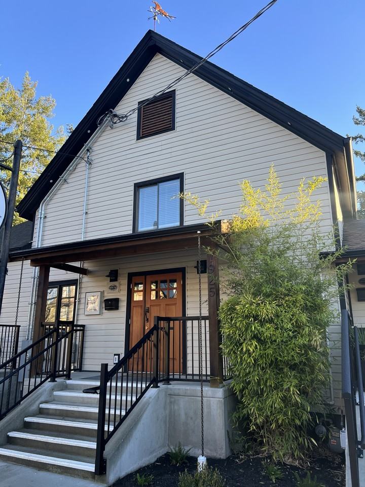 7925 East Saanich Rd #B - Photo 2 of 24