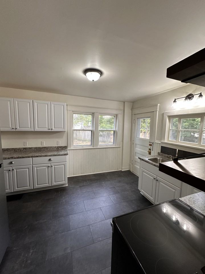 910 S Main St #1 - Photo 3 of 8