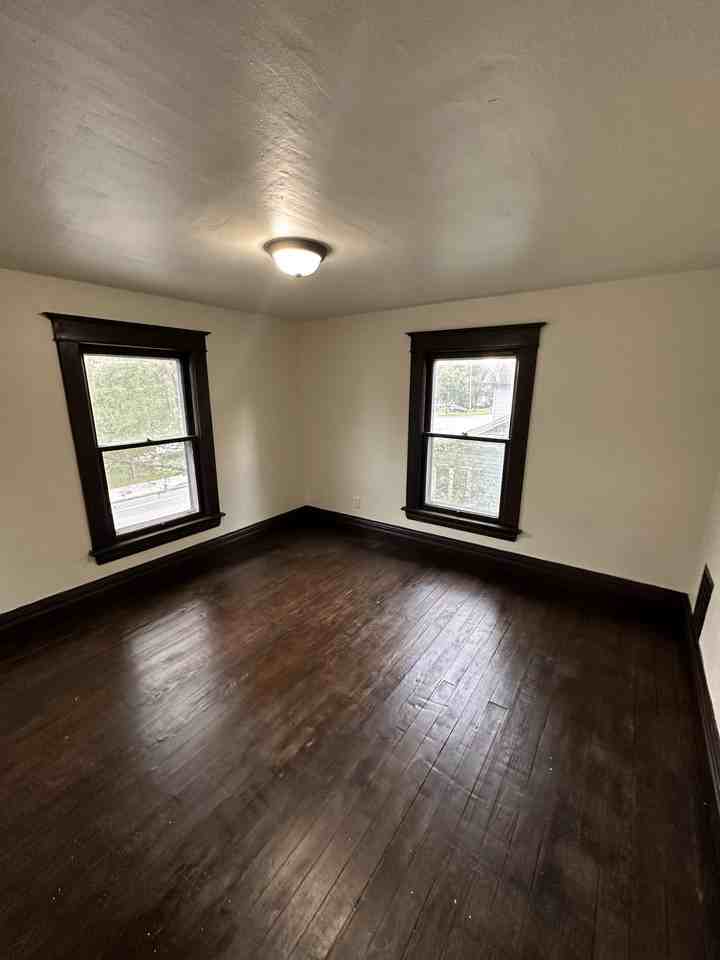 910 S Main St #1 - Photo 4 of 8