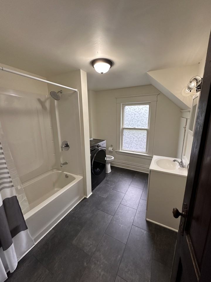 910 S Main St #1 - Photo 6 of 8