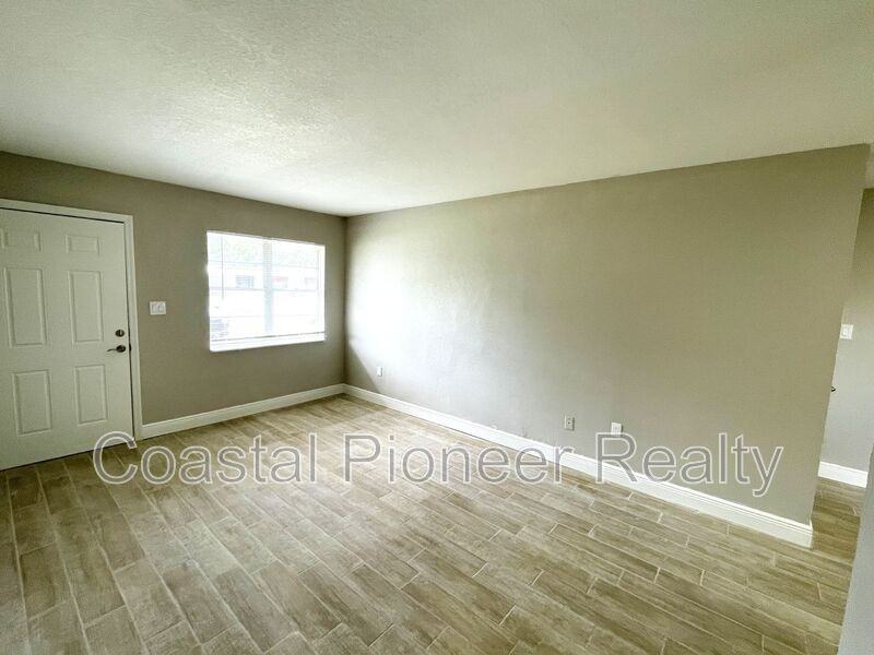 8310 Croton Ave - Photo 4 of 23