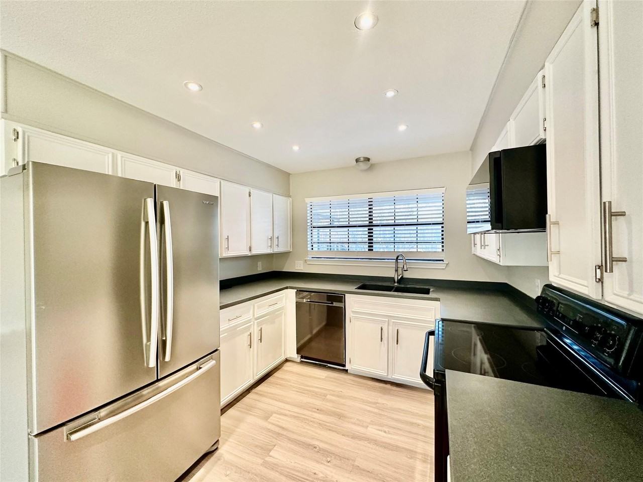 1102 Serenada Dr - Photo 2 of 12