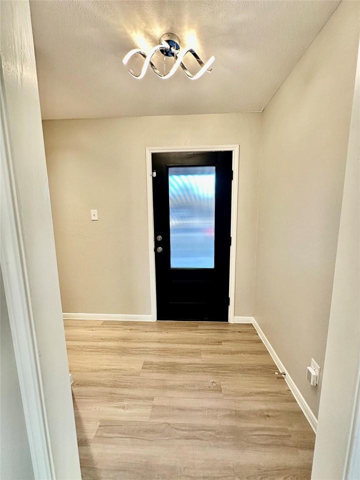 1102 Serenada Dr - Photo 3 of 12