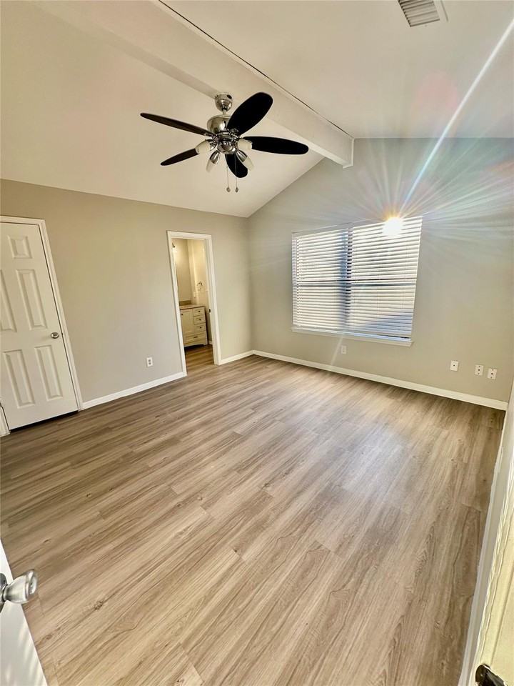 1102 Serenada Dr - Photo 4 of 12