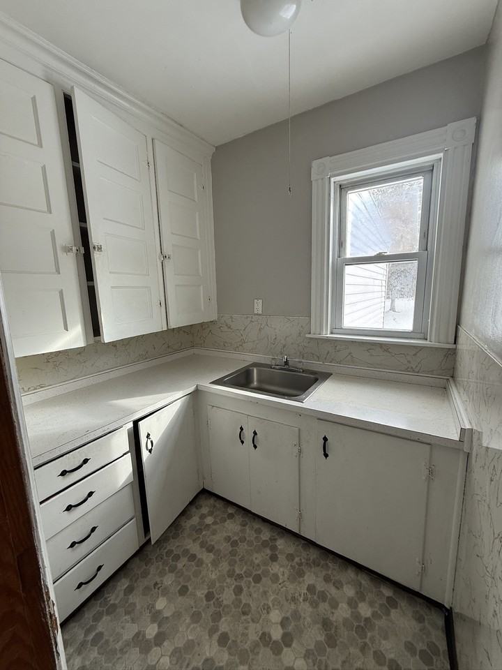 598 Sullivan St #3 - Photo 3 of 6