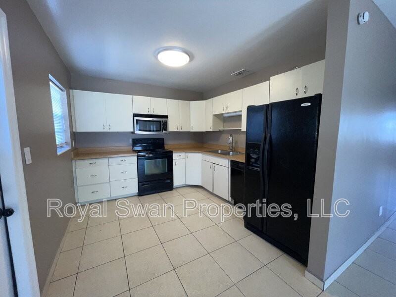 2614 Royal Dr - Photo 5 of 16