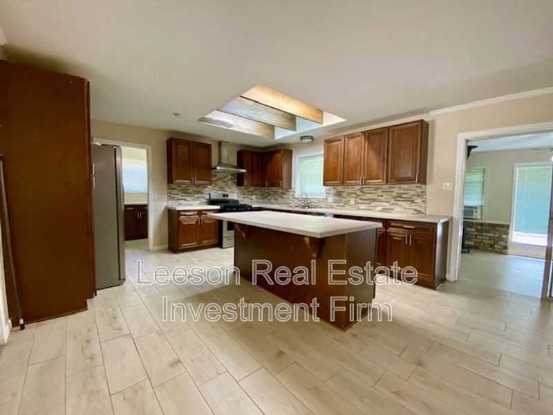 2320 Melrose Ave - Photo 7 of 26