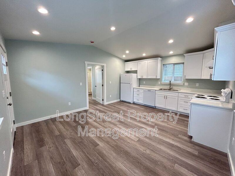 1052 Sw Western Blvd #1 - Photo 4 of 17