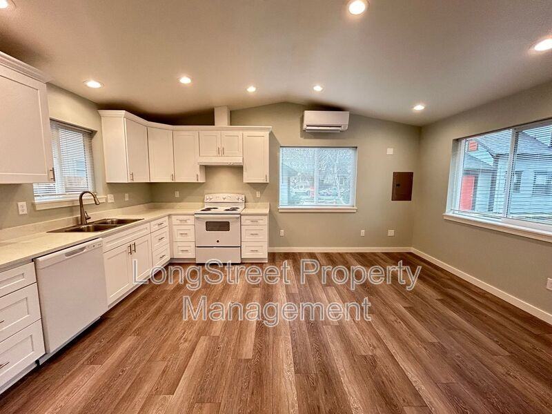 1052 Sw Western Blvd #1 - Photo 5 of 17