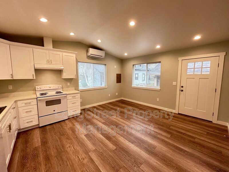 1052 Sw Western Blvd #1 - Photo 7 of 17