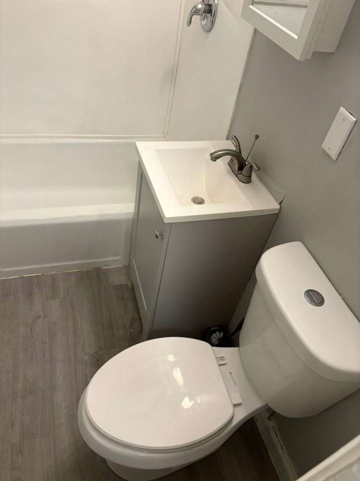 3214 N 41st St Uppr - Photo 2 of 9