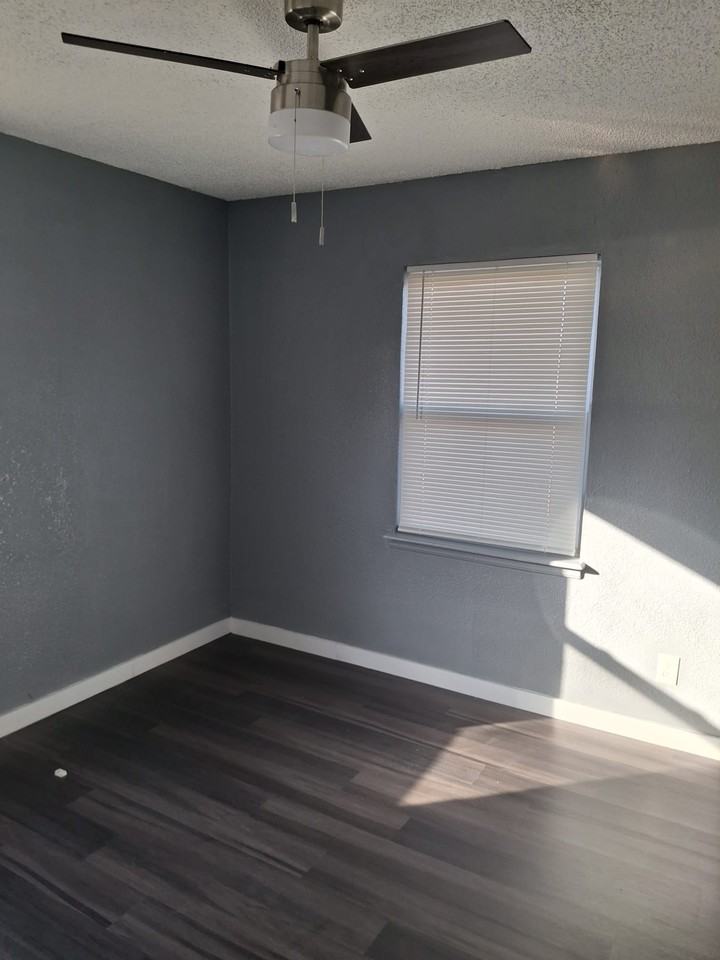 2611 Nw 46th Pl #1 - Photo 4 of 10