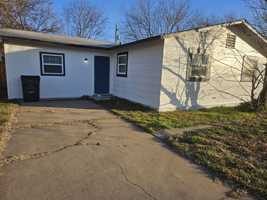 featured image of 411 Nw Greenmeadow Dr #1