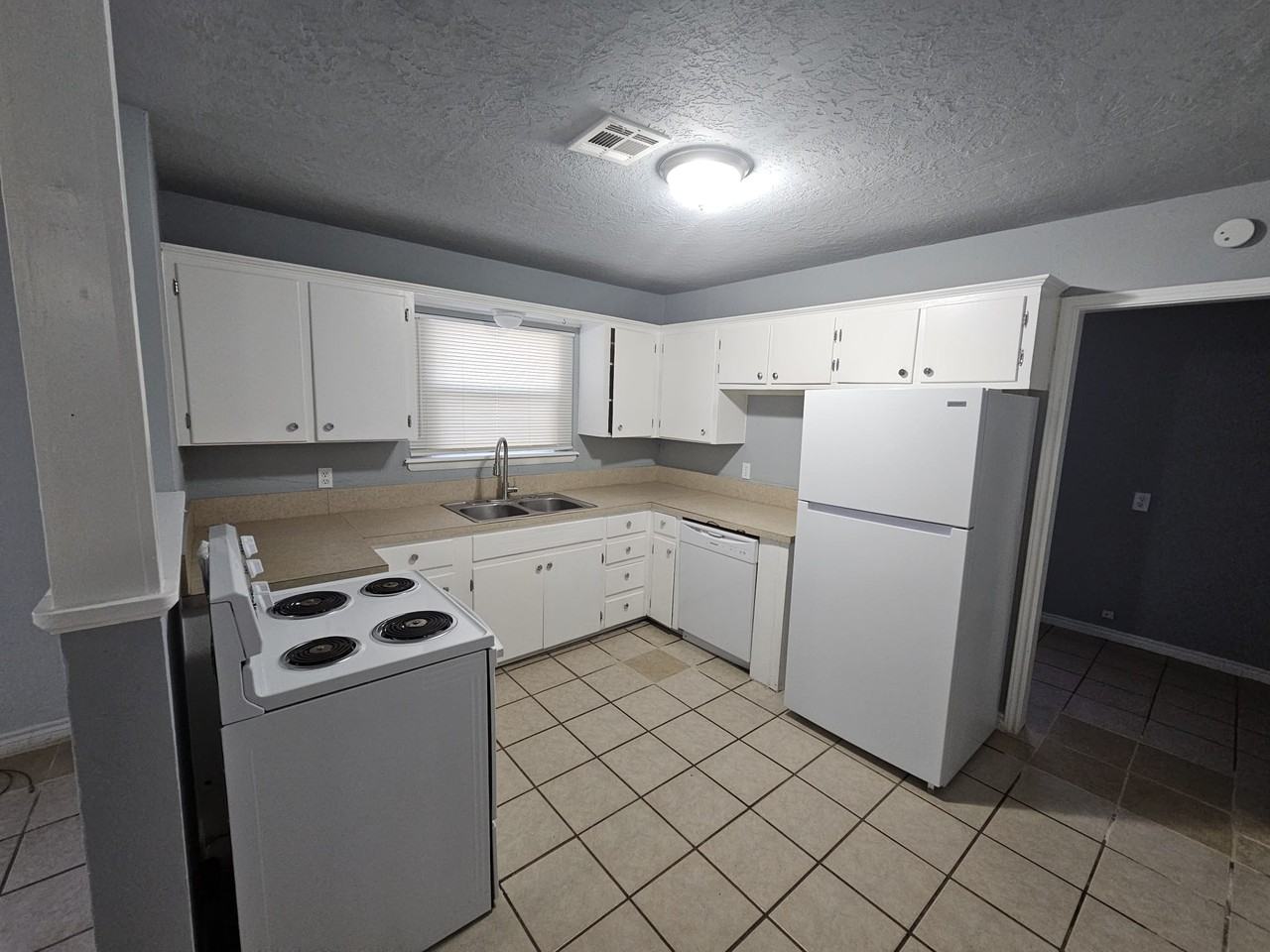 411 Nw Greenmeadow Dr #1 - Photo 3 of 11