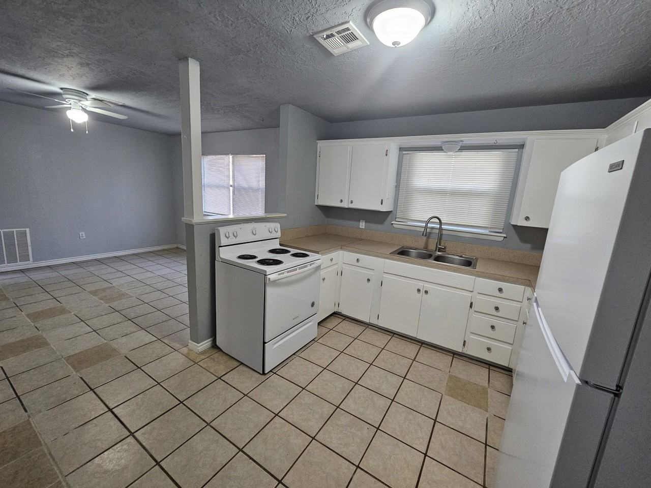 411 Nw Greenmeadow Dr #1 - Photo 4 of 11