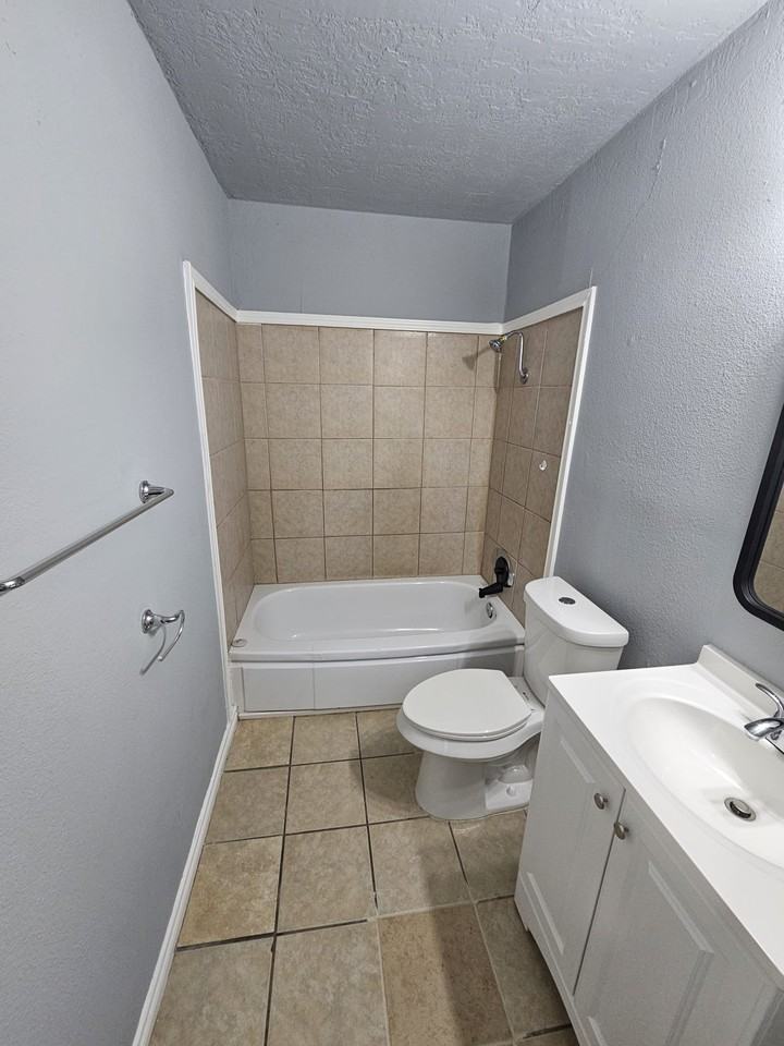 411 Nw Greenmeadow Dr #1 - Photo 7 of 11