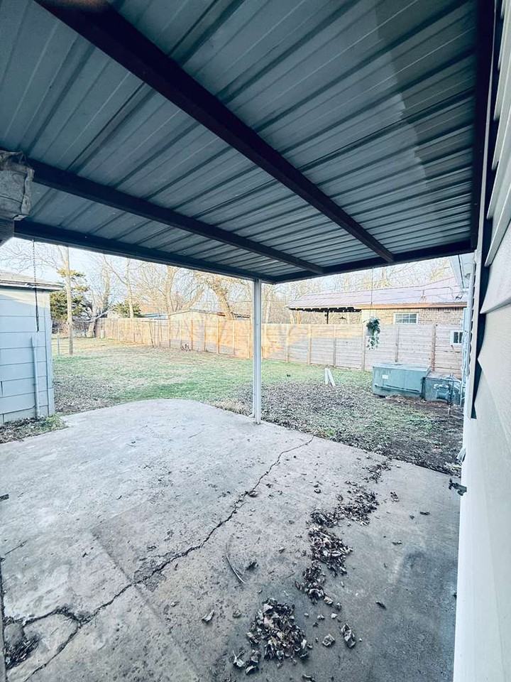 727 Nw 89th St #1 - Photo 4 of 10