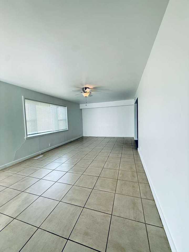 727 Nw 89th St #1 - Photo 5 of 10