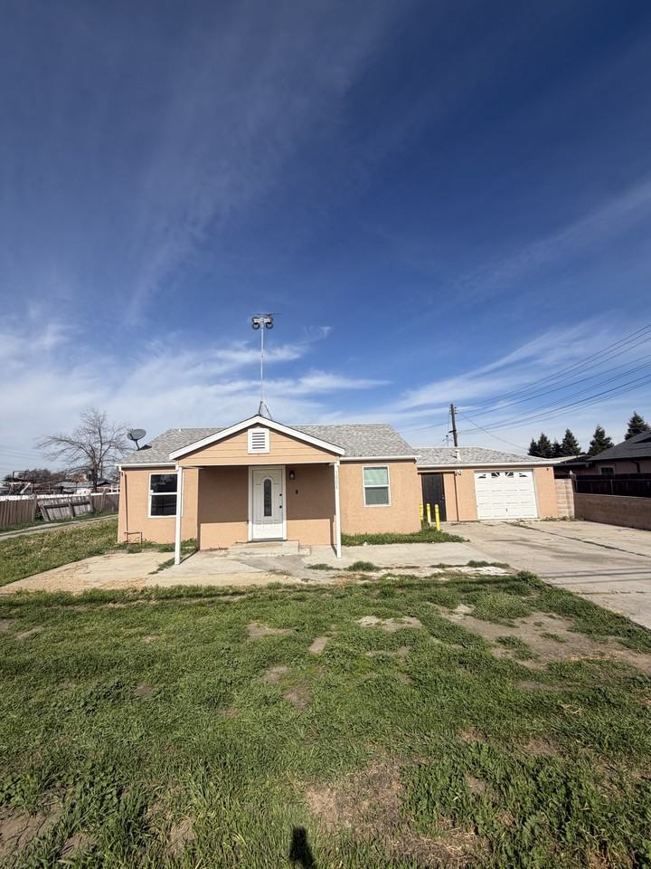 1004 E. K Road Visalia CA 93292 - Photo 3 of 24