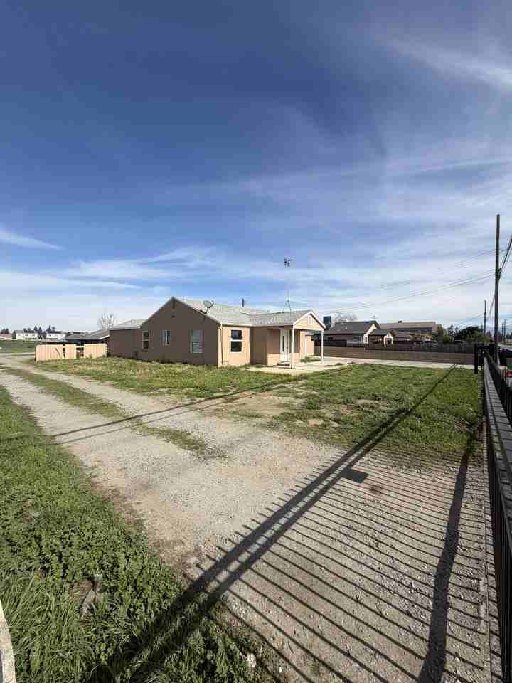 1004 E. K Road Visalia CA 93292 - Photo 4 of 24